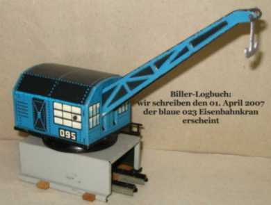 stationrer Eisenbahnkran in Blau